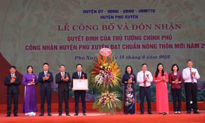 Các đồng chí lãnh đạo thành phố Hà Nội trao Quyết định của Thủ tướng Chính phủ và tặng hoa chúc mừng huyện Phú Xuyên đạt chuẩn nông thôn mới năm 2020.