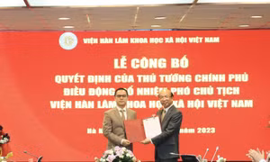 Trao quyết định bổ nhiệm ông Tạ Minh Tuấn làm Phó Chủ tịch Viện Hàn lâm Khoa học xã hội Việt Nam