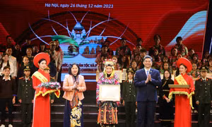 Học sinh, sinh viên, thanh niên dân tộc thiểu số xuất sắc, tiêu biểu năm 2023 nhận Bằng khen của Bộ trưởng, Chủ nhiệm Ủy ban dân tộc. Ảnh: An Đăng – TTXVN