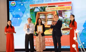 Vinh danh sản phẩm công nghiệp nông thôn tiêu biểu cấp tỉnh năm 2023. Ảnh: Đặng Tuấn – TTXVN