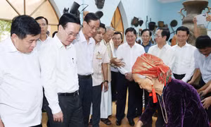 Chủ tịch nước tham quan Nhà trưng bày gốm Bàu Trúc tại thôn Bàu Trúc. Ảnh: Thống Nhất-TTXVN