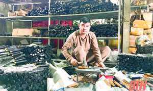 Anh Phạm Văn Tiến làm giàu nhờ nghề rèn truyền thống