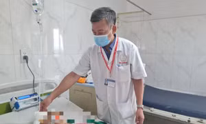 Bác sỹ tại Bệnh viên Đa khoa vùng Tây Nguyên đang điều trị cho bệnh nhân B. Ảnh: baodaklak.vn