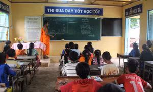 Các lớp dạy chữ Khmer vào mỗi dịp hè có ý nghĩa rất lớn trong việc giúp đồng bào Khmer bảo tồn, phát triển tiếng nói, chữ viết của dân tộc. Ảnh: Chanh Đa - TTXVN