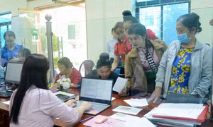 Đông đảo người dân trên địa bàn thành phố Sơn La tham gia “Tuần lễ gửi tiền tiết kiệm, chung tay vì người nghèo”. Ảnh: Quang Quyết-TTXVN