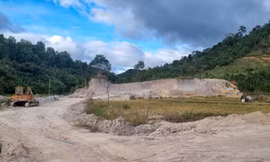Một khu vực rộng lớn, gần với khu dân cư bị khai thác đất, đá chẻ. Điều lạ là chính quyền và ngành chức năng không hề hay biết. Ảnh: Quang Thái-TTXVN