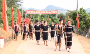Niềm vui nhân đôi của bà con làng Đê Kôn