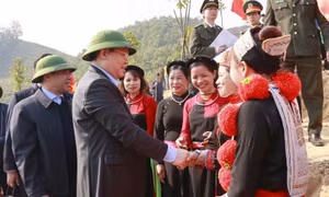 Chủ tịch Quốc hội Vương Đình Huệ dự Lễ phát động thi đua và Tết trồng cây tại Tuyên Quang