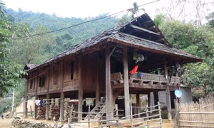 Ngôi nhà sàn cổ với kiến trúc độc đáo, đặc trưng mang tính nhận diện văn hóa của đồng bào dân tộc Thái ở bản Na Ngân, xã Nga My (Tương Dương, Nghệ An). Ảnh: Xuân Tiến - TTXVN