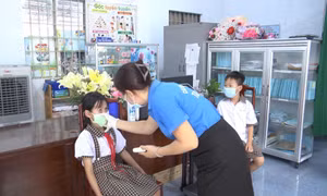 Bệnh đau mắt đỏ đang lây lan rất mạnh trong các trường học ở thành phố Đồng Xoài (Bình Phước). Ảnh: TTXVN phát