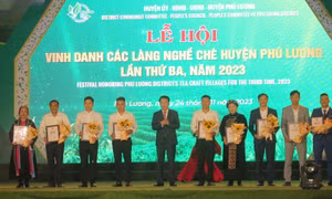 Phó chủ tịch UBND tỉnh Thái Nguyên Nguyễn Thanh Bình trao chứng nhận sản phẩm nông nghiệp đạt chuẩn OCOP cho các hợp tác xã. Ảnh: Quân Trang - TTXVN