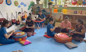 Các giáo viên và phụ huynh Trường Mầm non A Xing, huyện Hướng Hóa may tặng học sinh túi vải để thay thế túi ni lông đựng đồ. Ảnh: Thanh Thủy-TTXVN