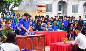 Phiên toà giả định thu hút rất đông người dân tới xem, tạo hiệu ứng tích cực, lan toả. Ảnh: Nam Thái - TTXVN