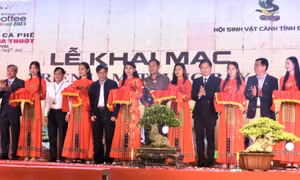Đại biểu cắt băng khai mạc Triễn lãm, trưng bày và Hội thi sinh vật cảnh. Ảnh: baodaklak.vn