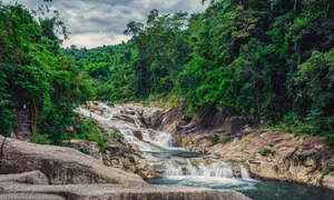 Thác Yang Bay ở huyện Khánh Vĩnh có những dòng chảy chậm, rả rích. Ảnh: vietnamtourism.gov.vn