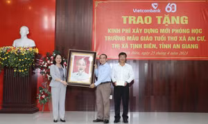Phó Chủ tịch nước Võ Thị Ánh Xuân trao tặng chân dung Chủ tịch Hồ Chí Minh cho Đảng bộ, Chính quyền và Nhân dân thị xã Tịnh Biên. Ảnh: Công Mạo-TTXVN