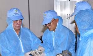Bộ trưởng Bộ Nông nghiệp và Phát triển nông thôn Lê Minh Hoan tìm hiểu về Dự án gia hóa tôm sú bố mẹ tại Tập đoàn Việt Úc. Ảnh: Huỳnh Anh - TTXVN