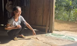 Nền nhà bị nứt nẻ, sụt lún của một người dân ở xã Dân Hóa, huyện Minh Hóa (Quảng Bình). Ảnh: TTXVN