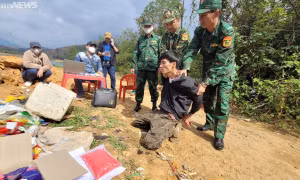 Võ Quyết Thắng bị lực lượng chức năng khống chế và thu giữ số tang vật là 12.000 viên ma túy tổng hợp. Ảnh: vtc.vn