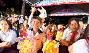 Lồng đèn thắp sáng ước mơ đến với trẻ em vùng đồng bào dân tộc thiểu số tỉnh Bình Thuận