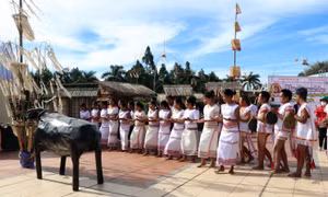 Đồng bào Rơ Măm làm lễ Mở cửa kho lúa