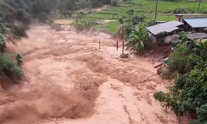 Tích cực tìm kiếm nạn nhân bị mất tích nghi do lũ cuốn tại Lào Cai