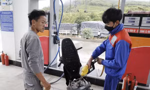 Giá xăng đồng loạt tăng, giá dầu giảm