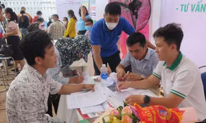 Các đơn vị, doanh nghiệp trực tiếp phỏng vấn người lao động ứng tuyển tại Ngày việc làm tỉnh Kon Tum. Ảnh: Dư Toán – TTXVN