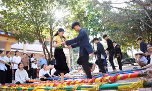 Học sinh các dân tộc anh em tỉnh Đắk Lắk thi nhảy sạp tại Ngày hội trò chơi dân gian của các dân tộc thiểu số tỉnh Đắk Lắk do Trường Trung học phổ thông dân tộc nội trú Nơ Trang Lơng (tỉnh Đắk Lắk) tổ chức. Ảnh: Tuấn Anh – TTXVN