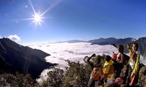 Leo núi săn mây trên đỉnh Tà Xùa, huyện Trạm Tấu là một trong những loại hình du lịch mạo hiểm đang được các bạn trẻ ưa thích. Ảnh: Tiến Khánh – TTXVN