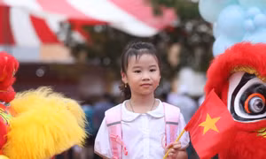 Thầy - trò cả nước rộn ràng bước vào năm học mới 2023 - 2024