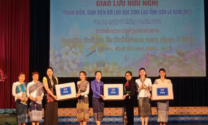 Đại diện các cơ quan, đơn vị tỉnh Sơn La tặng quà chúc mừng Tết cổ truyền Bunpimay với lưu học sinh Lào. Ảnh: Hữu Quyết - TTXVN