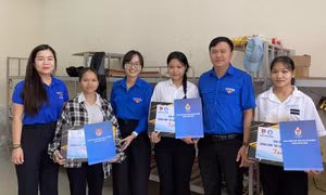 Đại diện lãnh đạo Thành Đoàn Đà Nẵng trao tặng 9 suất quà cho các em. Ảnh: TTXVN phát