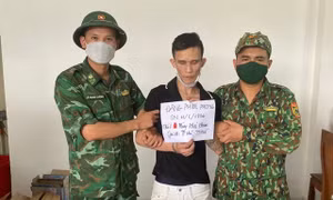 Đối tượng Đặng Phước Phong và tang vật đang bị lực lượng chức năng bắt giữ. Ảnh: baoquangtri.vn