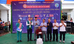 Đồng hành cùng đồng bào Xơ Đăng vượt khó