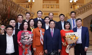 Thủ tướng Chính phủ Phạm Minh Chính với các tác giả, nhóm tác giả đoạt Giải báo chí toàn quốc về xây dựng Đảng lần thứ VI năm 2021 của Thông tấn xã Việt Nam. Ảnh: Dương Giang - TTXVN