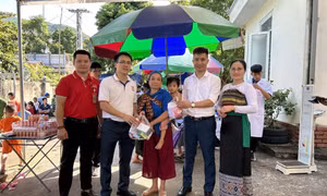 Thanh Hóa: Khám bệnh, cấp phát thuốc cho gia đình chính sách vùng miền núi khó khăn