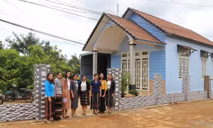 Hiệu quả từ mô hình “Phụ nữ giúp nhau xây nhà đẹp” ở Nau Sri