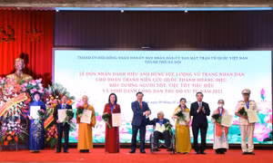 1/ Bí thư Thành ủy Hà Nội Đinh Tiến Dũng và Chủ tịch Ủy ban Nhân dân thành phố Hà Nội Chu Ngọc Anh trao danh hiệu “Công dân Thủ đô ưu tú” năm 2021 cho Nghệ nhân ưu tú Phan Thị Thuận (người đứng thứ hai, từ phải qua trái).