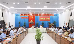 Thủ tướng Phạm Minh Chính chủ trì làm việc với Ban Thường vụ Tỉnh ủy An Giang. Ảnh: Dương Giang - TTXVN 
