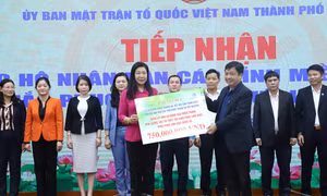 Tiếp nhận ủng hộ nhân dân các tỉnh miền Trung từ Ban tổ chức sự kiện Giới thiệu, quảng bá, kết nối sản phẩm OCOP gắn với văn hóa các tỉnh miền Trung và Tây Nguyên