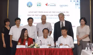 Ký kết hỗ trợ các tác nhân chuỗi giá trị rau, thịt được lựa chọn của Hà Nội. Ảnh: Nguyễn Việt