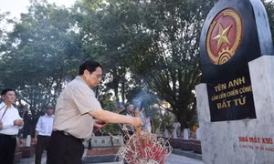 Thủ tướng Chính phủ Phạm Minh Chính thắp hương phần mộ liệt sĩ tại Nghĩa trang Liệt sỹ Quốc gia Trường Sơn. Ảnh: Dương Giang - TTXVN