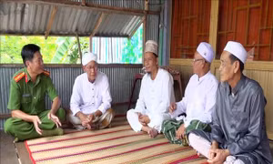 Công an xã Quốc Thái (An Phú, An Giang) gặp gỡ, trao đổi với các chức sắc trong đồng bào Chăm về tình hình an ninh trật tự tại địa phương. Ảnh: Thanh Sang - TTXVN