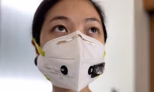Các nhà khoa học Nhật Bản phát minh khẩu trang phát sáng khi phát hiện virus SARS-CoV-2