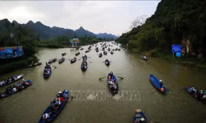 Dòng thuyền chở du khách tấp nập trên dòng suối Yến. Ảnh: Thanh Tùng-TTXVN