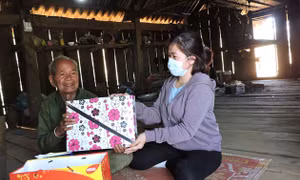 Cán bộ BHXH huyện Kon Plông đến thăm và tặng quà ông A Thiêng. Ảnh: thanhtra.com.vn