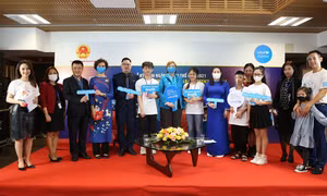 Các đại biểu dự Lễ kỷ niệm Ngày Trẻ em Thế giới 2021 nêu bật tầm quan trọng của sức khỏe tâm thần khỏe mạnh cho trẻ em. Ảnh: baophapluat.vn