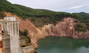 Sạt lở phía hạ lưu vai trái đập thủy điện Hương Điền. Nguồn: baothuathienhue.vn