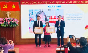 Trao giải cho các thí sinh xuất sắc trong cuộc thi ảnh "Khoảnh khắc cùng sách". Ảnh: hanoimoi.com.vn